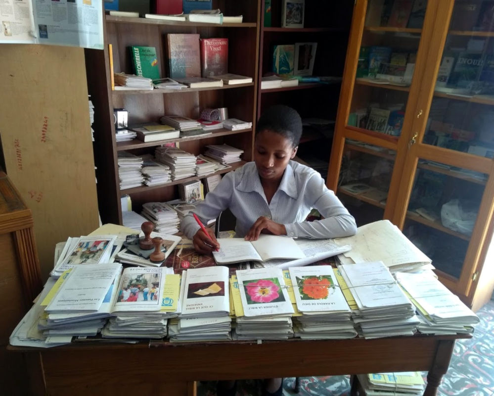 Mitarbeiterin in der Bücherstube (Haiti)